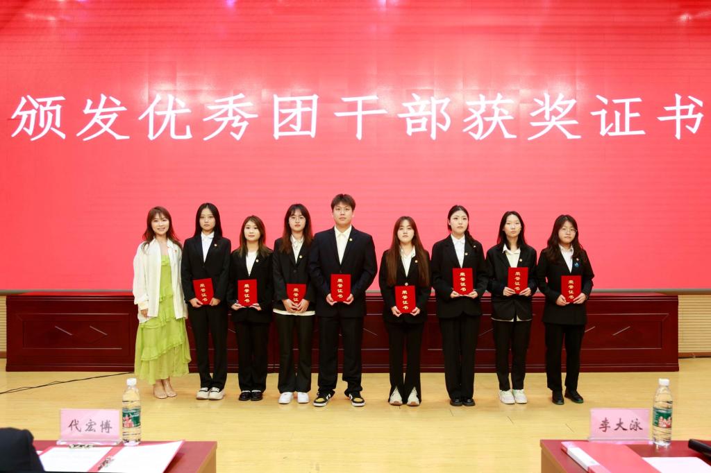 一群人站在台上描述已自动生成